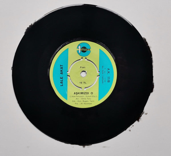 Lale Akat : Biz Böyleyiz / Aşkımızdı O  (7", Pin)