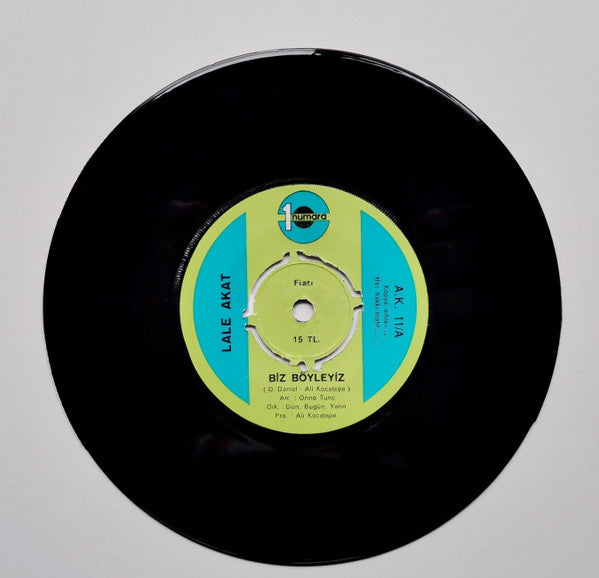 Lale Akat : Biz Böyleyiz / Aşkımızdı O  (7", Pin)